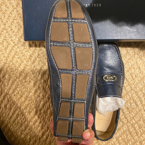 LEATHER COLE HAAN LOAFERS in NAVY. Size 7.5. Condition EXCELLENT! - Picture 5 of 6